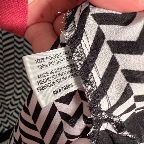 Violet & Claire V-Neck Blouse Black White Geometric - Picture 13 of 13